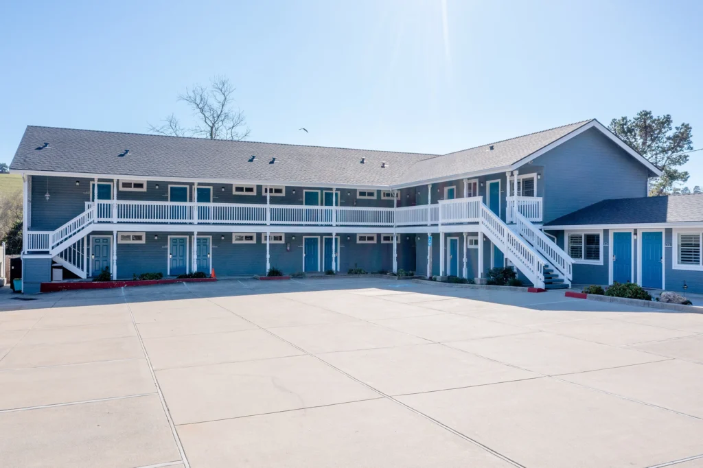 Creekside Inn front of building