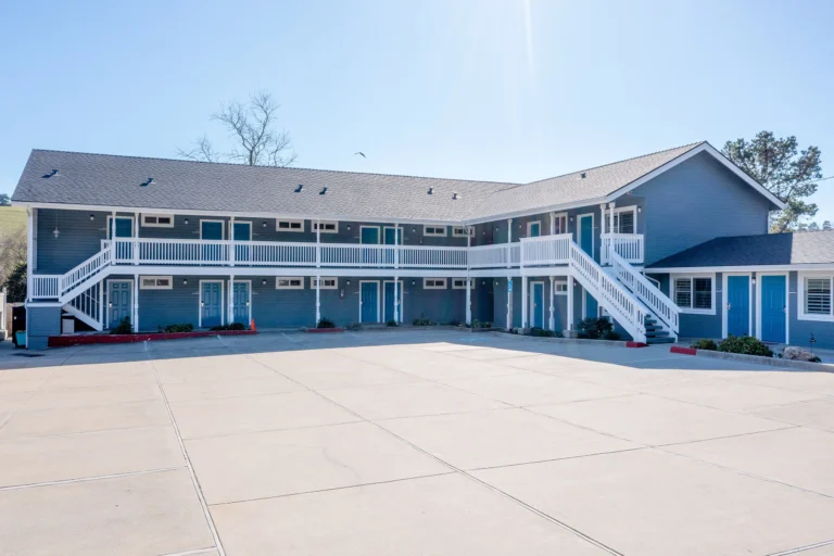 Creekside Inn front of building