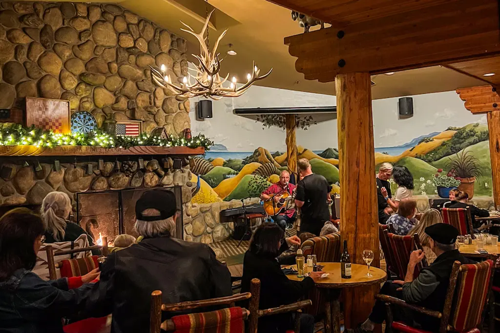 Cambria Pines Lodge Fireside Lounge